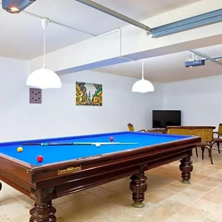 Sleeps 12 Air Con Wifi Villa